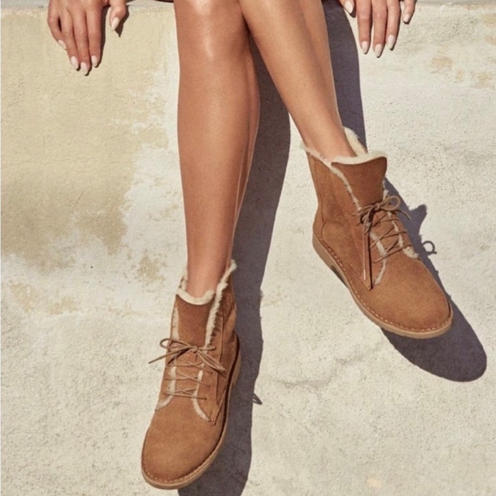 Ugg Quincy Lace Up boots size 8